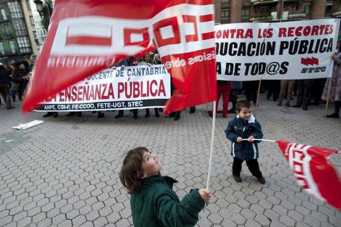 Cacerlada En Contra De Los Recortes De Educación