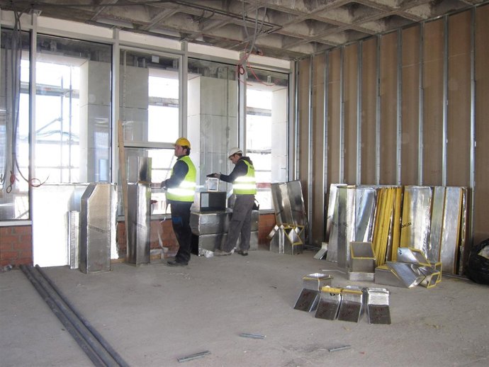 Obreros En Nuevo Edificio De Audiencia Provincial De Zaragoza. Construcción