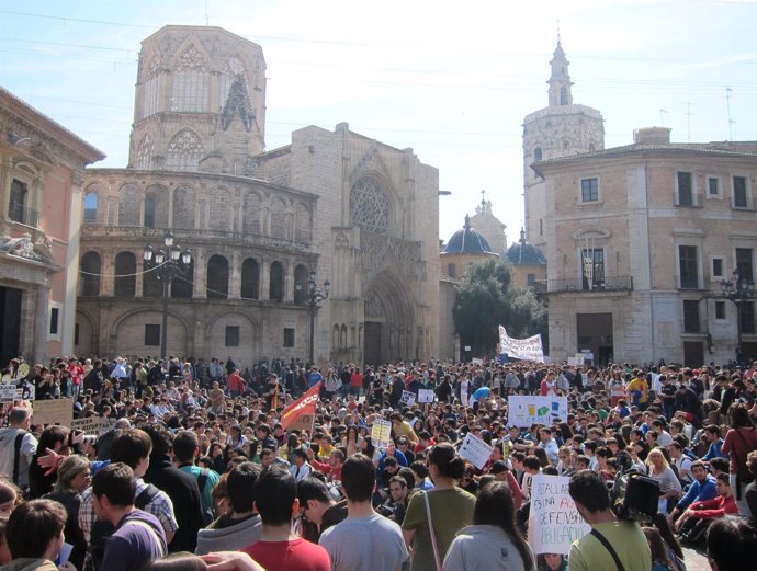 Miles De Estudiantes Colapsan La Plaza De La Virgen De Valencia