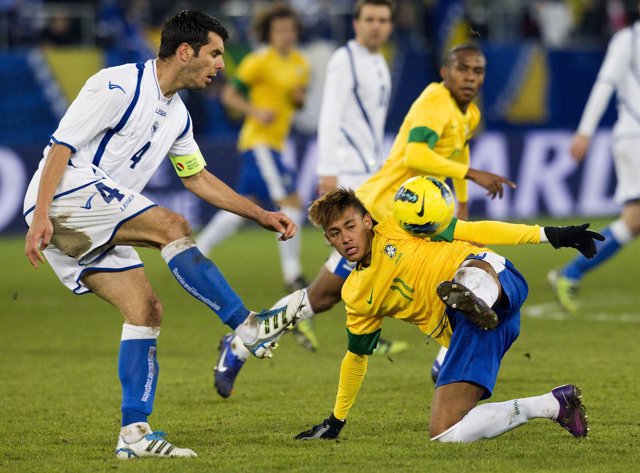 Neymar Pelea Con Spahic En El Amistoso De Brasil Ante Bosnia