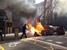 Incendio De Un Contenedor En La Manifestación Universitaria Contra Los Recortes