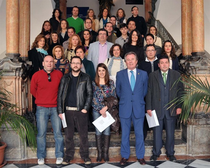 Gutiérrez (Con Traje Azul) Junto A Los Alumnos