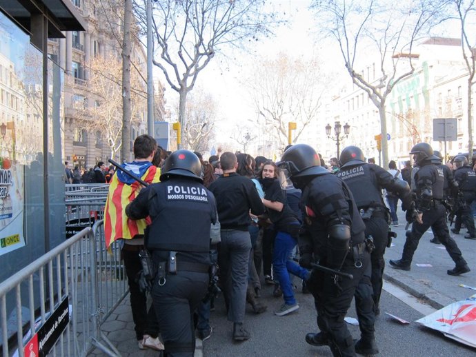 La Manifestación De Estudiantes Se Salda Con Disturbios