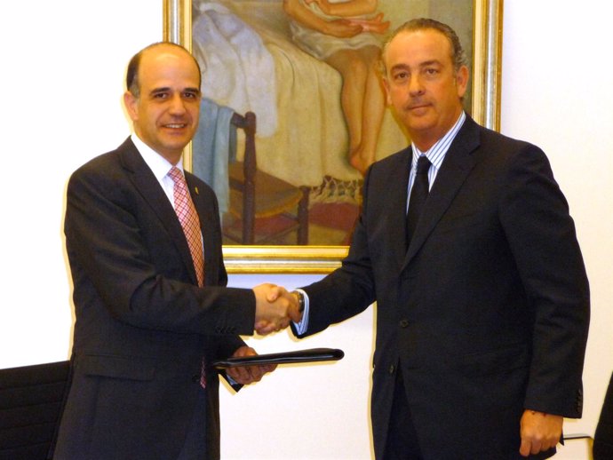 Alberto Catalán Y Josu Álvarez En La Firma Del Contrato.