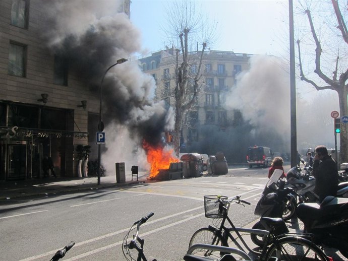 Contenedor Ardiendo Tras La Manifestación De Estudiantes