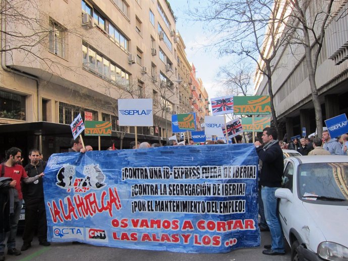 Manifestación De Trabajadores De Iberia Contra Express