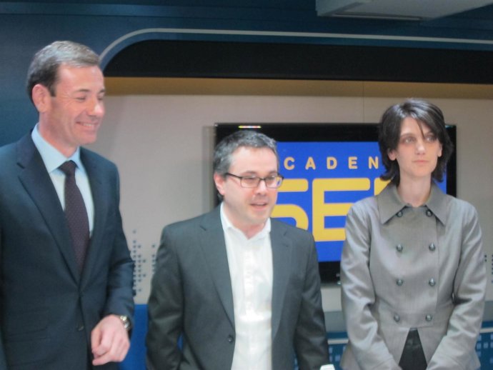 Tomás Gómez Y Pilar Sánchez Acera Junto A Javier Casal