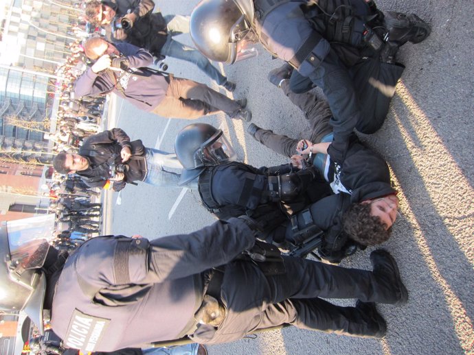 Un Detenido En La Protesta Contra Los Recortes Universitarios En Plaza Espanya