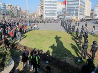 300 estudiantes dormirán en el Rectorado de la UB y quieren concentrarse el jueves ante el MWC