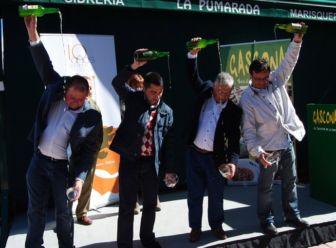 Escanciadores en el Bulevar de la Sidra de Oviedo