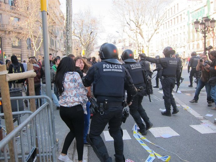 La Manifestación De Estudiantes Se Salda Con Disturbios