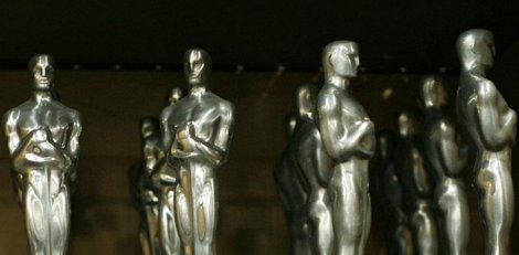 estatuillas oscar premios en vitrina 