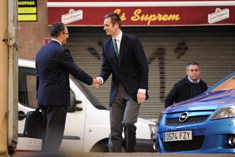 Urdangarin Saluda A Su Abogado Mario Pascual