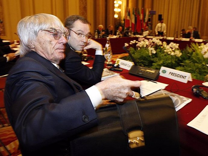 Bernie Ecclestone en una reunión de la FIA