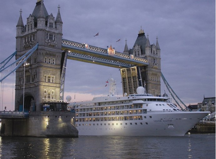 El Silver Cloud En El Puente De La Torre En Londres