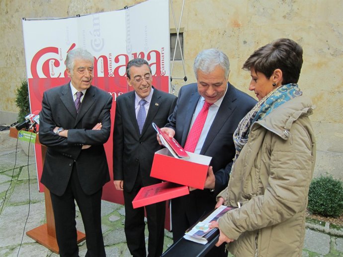 Maipy Sosa Alonso Recibe Documentación De Manos De José Luis Martín Aguado