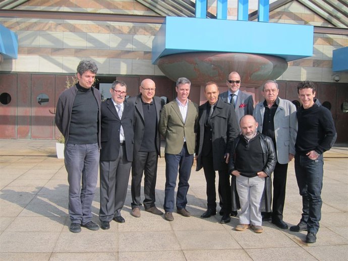 Reparto De 'Orquesta De Señoritas' Junto A Pérez De La Fuente Y Solanas