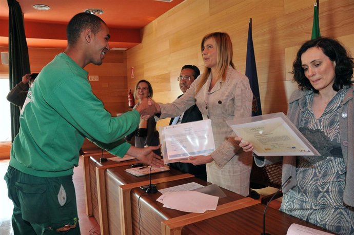 Alarcón, Entre Rojas Y Aguilera, Entrega Su Diploma A Un Alumno