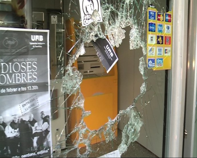 Destrozos En Una Entidad Bancaria De La Universitat Autònoma De Barcelona (UAB)