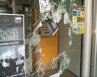 Destrozan una entidad bancaria y una tienda de ropa ubicadas en el campus de la Universidad Autónoma de Barcelona