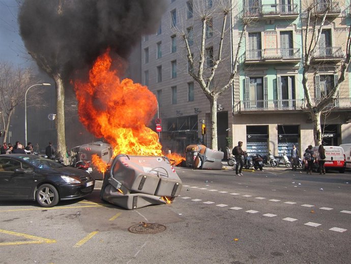 Contenedor Ardiendo Tras La Manifestación De Estudiantes