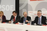 Rubalcaba dice que el problema es que haya alguien que quiera relacionar al PSOE con la violencia