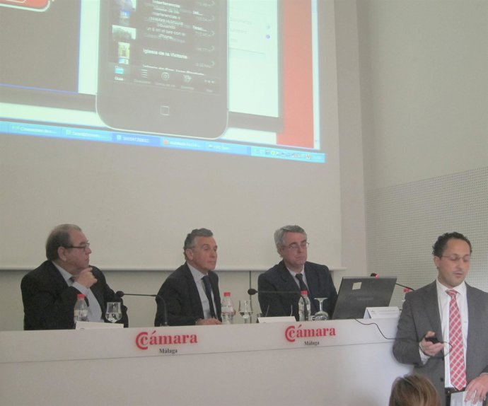 Plata, Durante La Presentación De La Aplicación