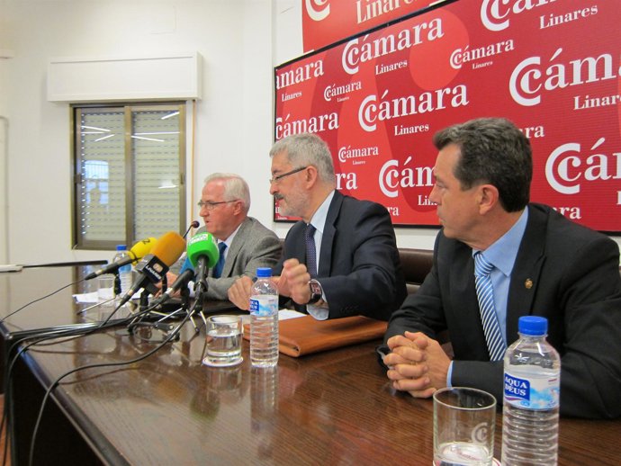 Ávila Junto Al Alcalde De Linares Y El Presidente De La Cámara De Comercio Hoy
