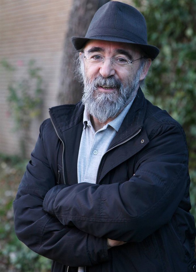 El Actor Alex Ángulo Con Sombrero