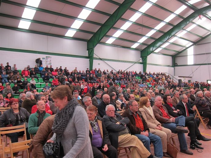 Asistentes a la moción de censura en Cee (A Coruña).