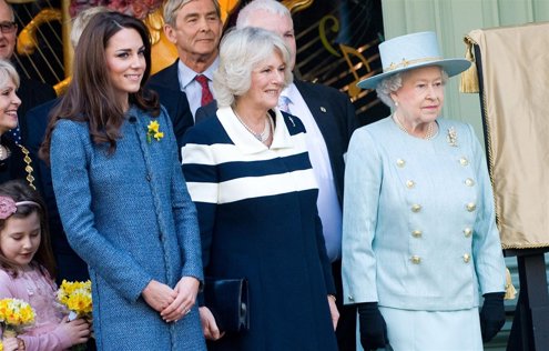 La Duquesa De Cambridge, La De Cornualles Y La Reina Isabel II Juntas En Un Acto