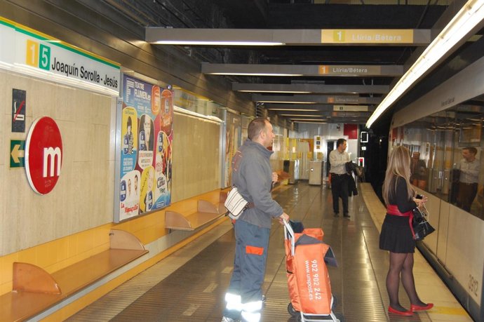 Interior De La Estación De Metrovalencia Joaquín Sorolla-Jesús.