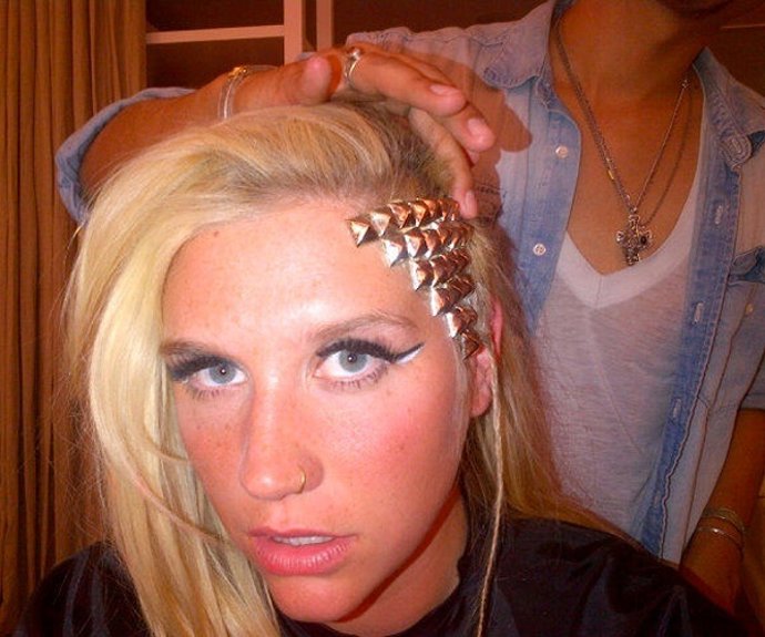 Kesha En La Peluquería