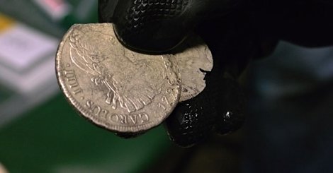 Equipo Técnico Examina El Tesoro De La Fragata Nuestra Señora De Las Mercedes