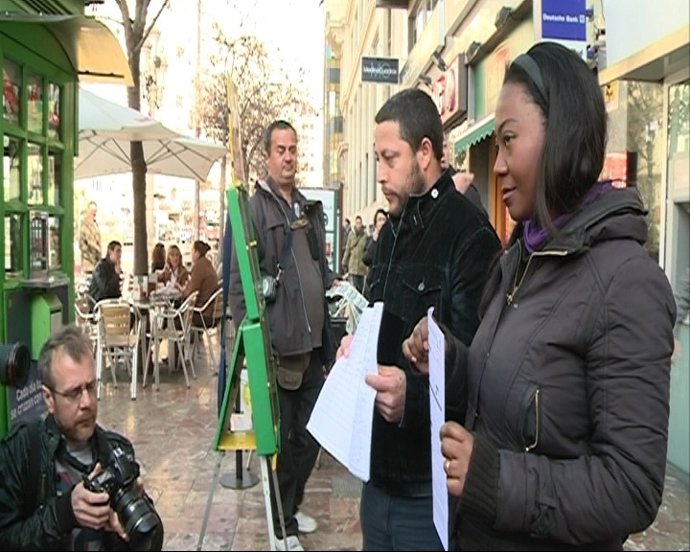 La Pareja Frente Al Deustche Bank, Con Las Firmas En Apoyo Recogidas