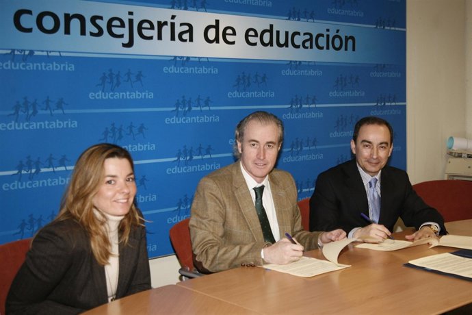 El Consejero De Educación Con El Alcalde De Arnuero