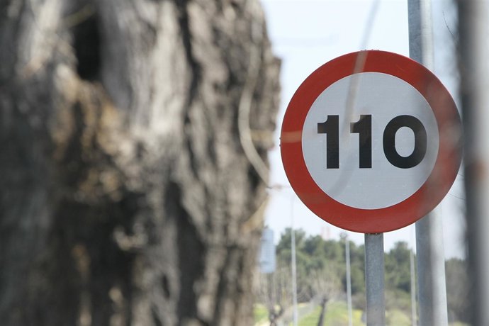 Señales de velocidad de tráfico a 110km/h