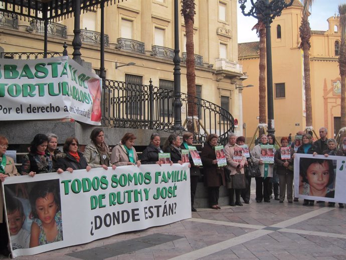 Concentración En Huelva 1 De Marzo Por Los Menores Desaparecidos En Córdoba.