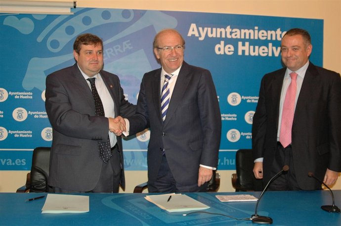 El Alcalde De Huelva, Pedro Rodríguez, Junto Al Rector De La Onubense. 