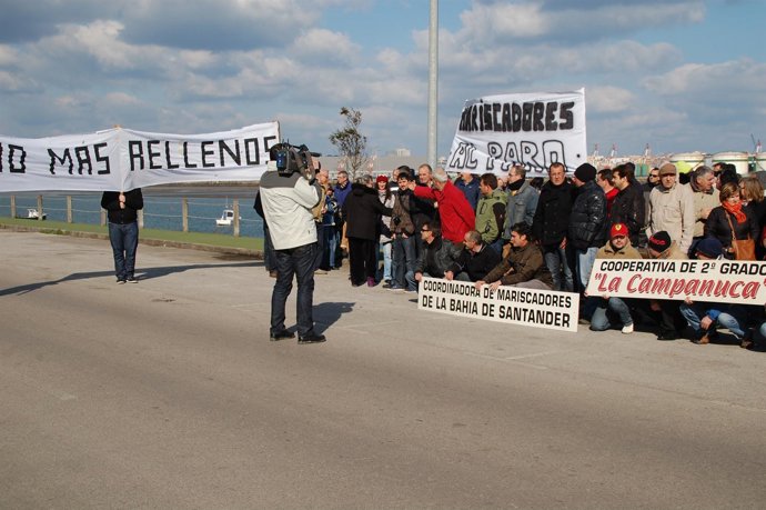Protesta De Los Mariscadores Y Ecologistas Por El Relleno De La Bahía