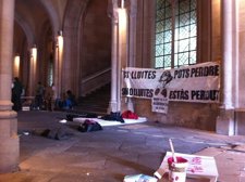 Acampada En El Vestíbulo Dl Edificio Histórico De La UB 