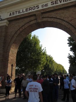 Trabajadores De Astilleros Concentrados En La Puerta