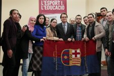 Artur Mas Con Los Responsables Del Programa Xics Del FC Barcelona