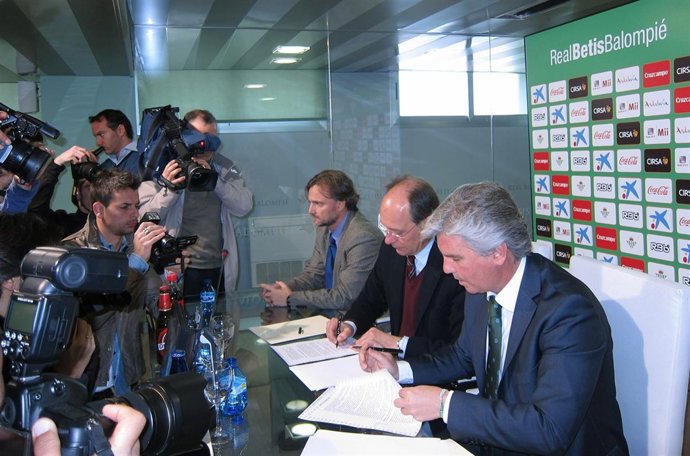 Firma Del Convenio Entre La Consejería De Medio Ambiente Y Real Betis Balompié