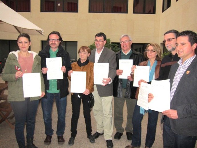 Dirigentes De Compromís Muestran Las Normas De Organización