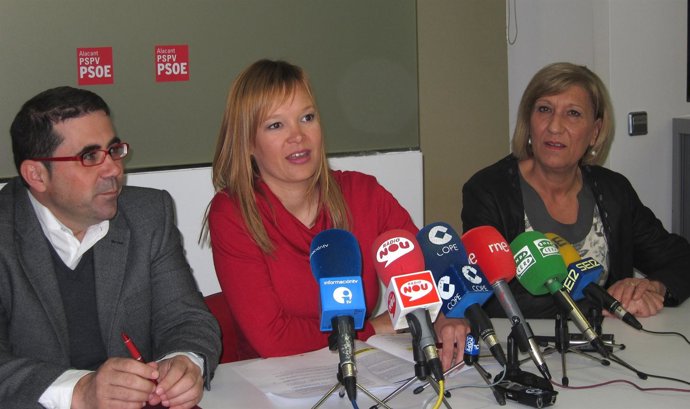 Leire Pajín, En El Centro, Acompañada De Federico Buyolo Y Encarna Llinares