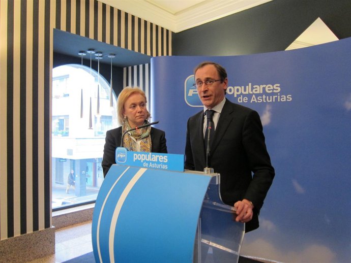 Alonso, En Primer Término, Con Mercedes Fernández. 