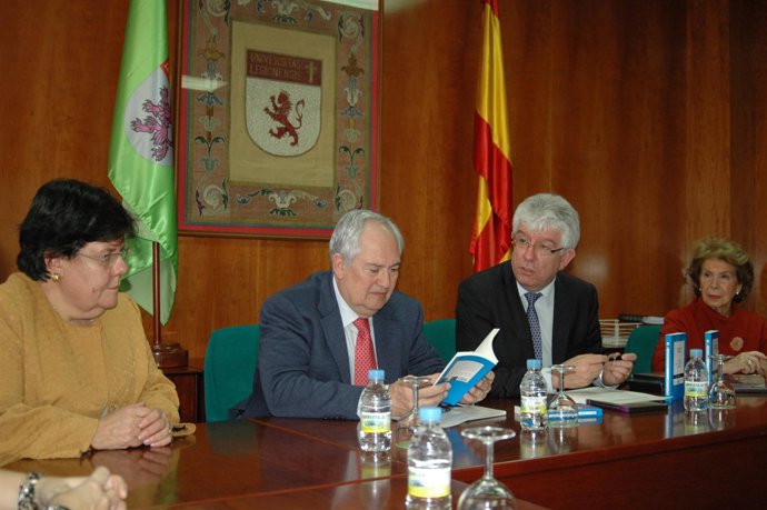 Guillermo García (Centro Izquierda) Y José Ángel Hermida (Centro Derecha)