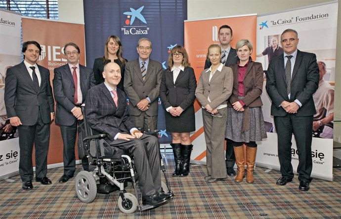 Jaime Lanaspa, Marc Simón Y Jaume Farré Con Miembros Del Equipo En Polonia