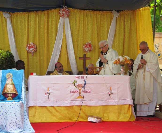 Misa En El Centro De Acogida Infantil De Mensajeros De La Paz En Cotonú, En Bení